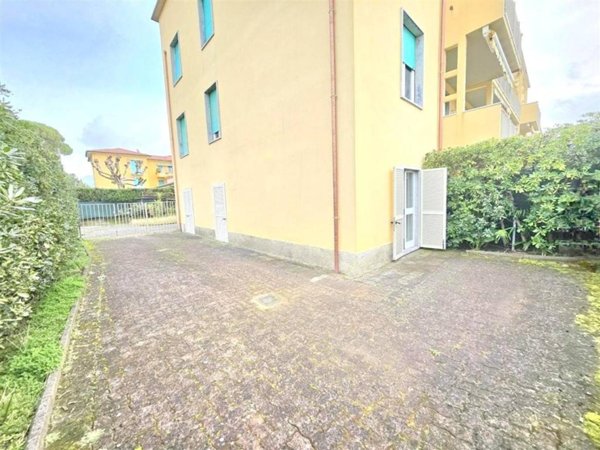 appartamento in vendita a Massa in zona Marina dei Ronchi