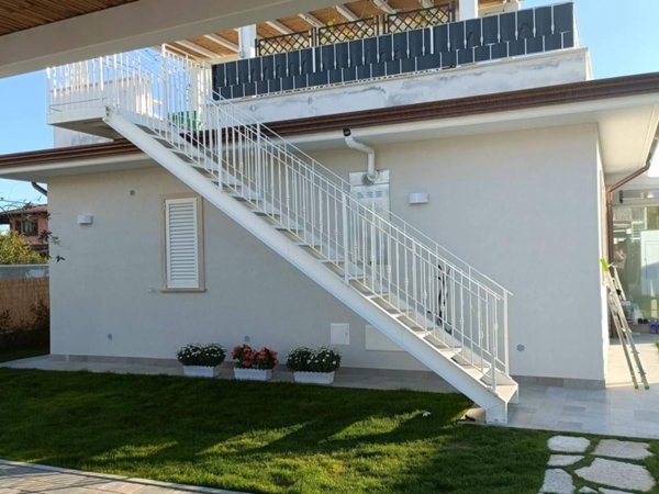 casa indipendente in vendita a Massa in zona Marina di Massa