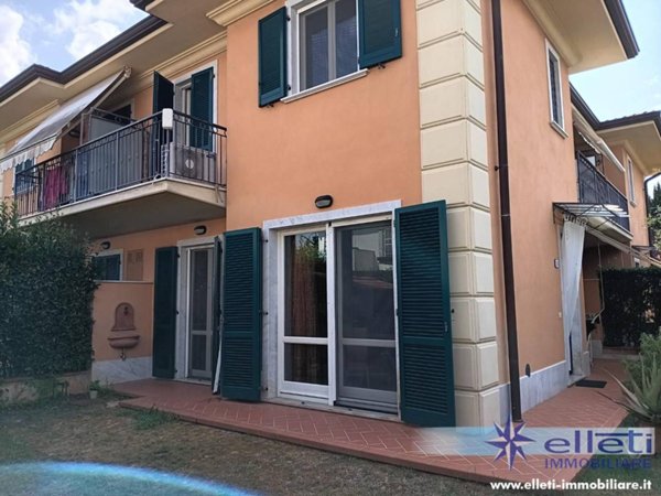 casa indipendente in vendita a Massa in zona Poveromo