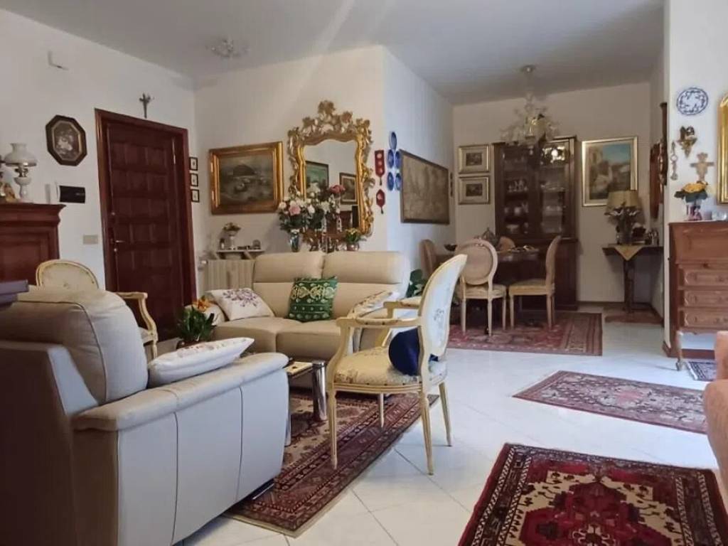 appartamento in vendita a Massa in zona Centro Storico