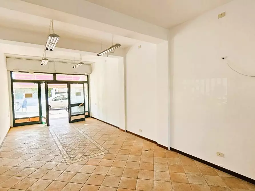 locale commerciale in vendita a Massa in zona Marina di Massa