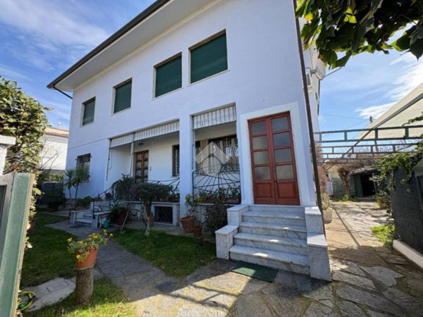 appartamento in vendita a Massa in zona Centro Storico