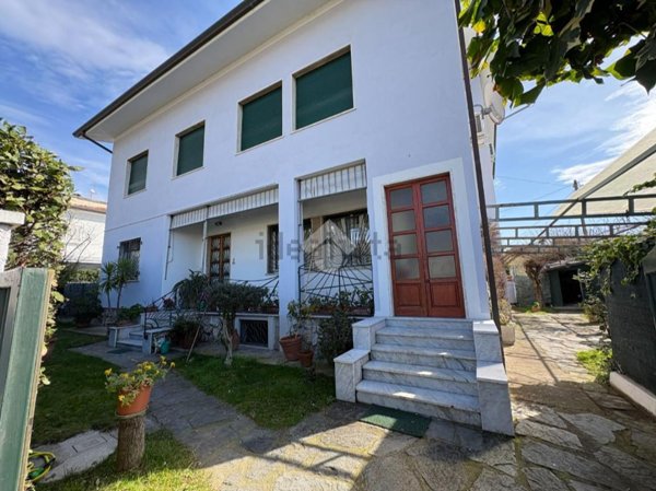 appartamento in vendita a Massa in zona Centro Storico