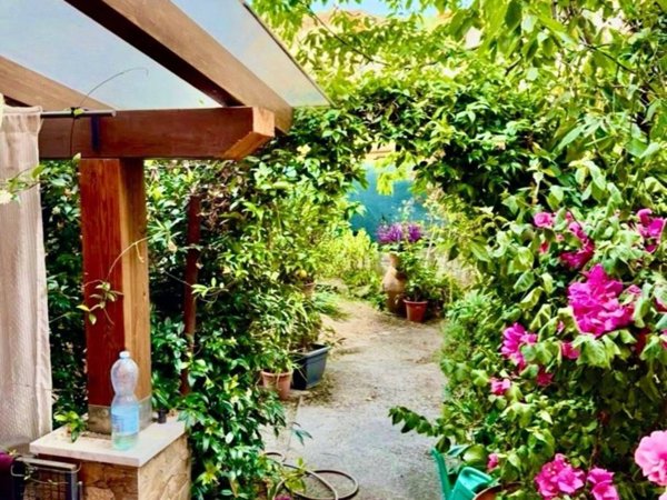 casa indipendente in vendita a Massa in zona Centro Storico