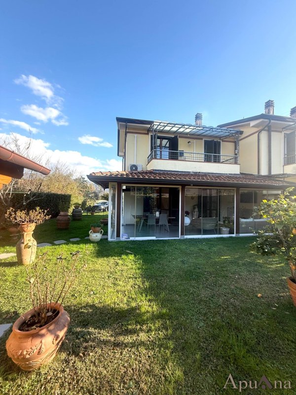 casa indipendente in vendita a Massa in zona Romagnano