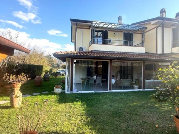 casa indipendente in vendita a Massa in zona Romagnano
