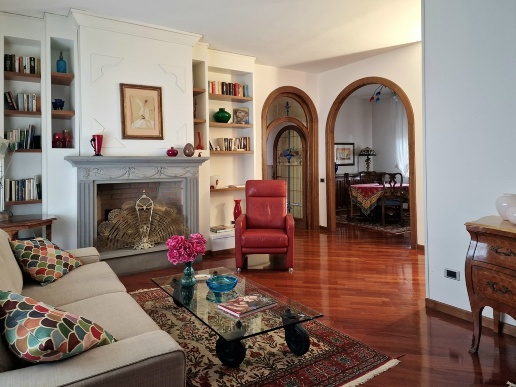 appartamento in vendita a Massa in zona Centro Storico