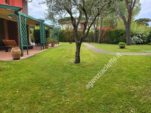 casa indipendente in vendita a Massa in zona Poveromo