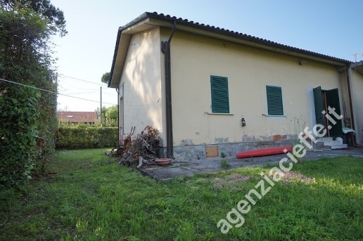 casa indipendente in vendita a Massa in zona Marina dei Ronchi