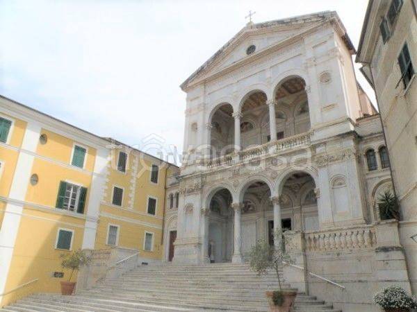 negozio in vendita a Massa in zona Centro Storico