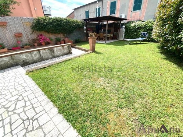 casa semindipendente in vendita a Massa in zona Quercioli