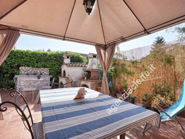 casa indipendente in vendita a Massa in zona Marina di Massa