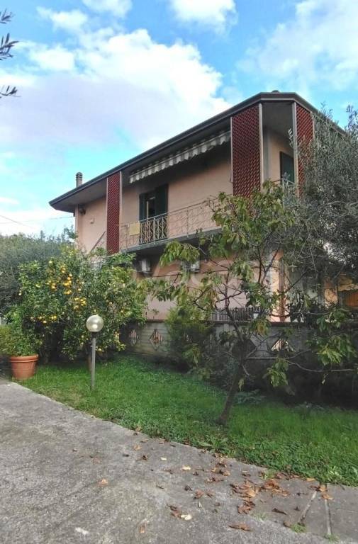 appartamento in vendita a Massa in zona Romagnano