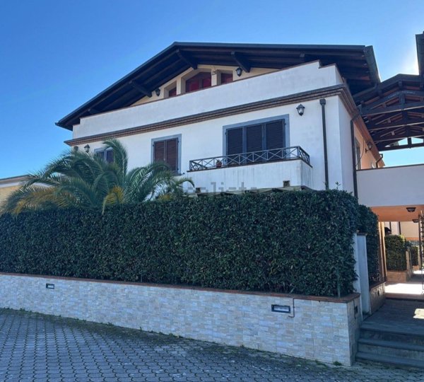 appartamento in vendita a Massa in zona Marina dei Ronchi