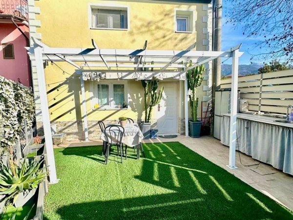 casa indipendente in vendita a Massa in zona Centro Storico