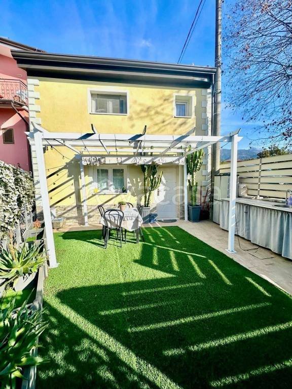 casa indipendente in vendita a Massa in zona Centro Storico