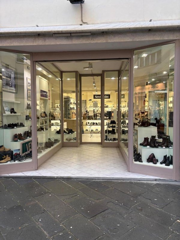 negozio in vendita a Massa in zona Centro Storico