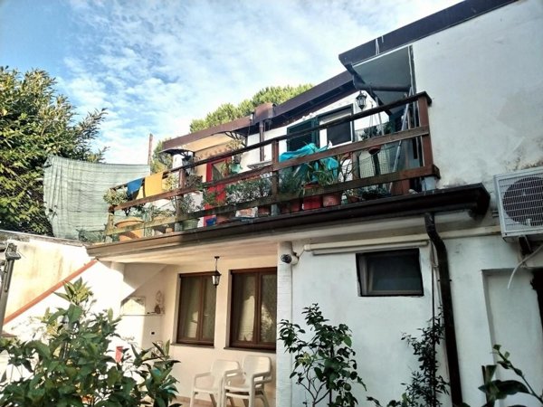 casa semindipendente in vendita a Massa in zona Borgo del Ponte