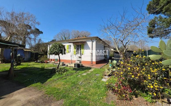 casa indipendente in vendita a Massa in zona Poveromo