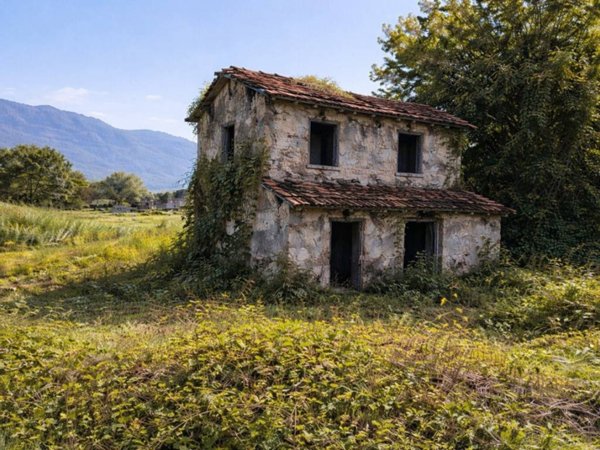 casa indipendente in vendita a Massa in zona Marina di Massa