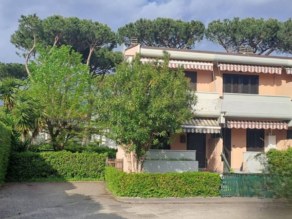 casa indipendente in vendita a Massa in zona Marina di Massa