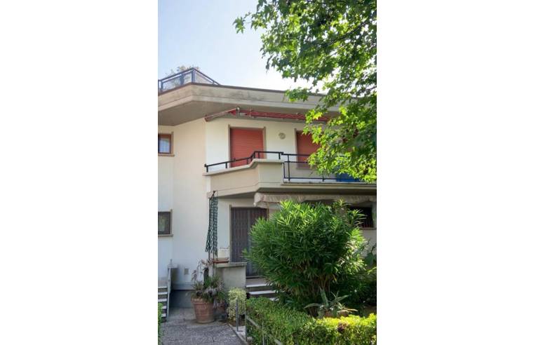 appartamento in vendita a Massa in zona Marina di Massa