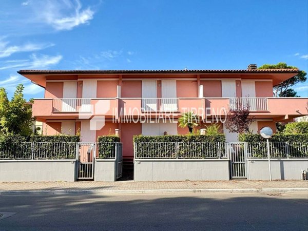 casa indipendente in vendita a Massa in zona Marina dei Ronchi