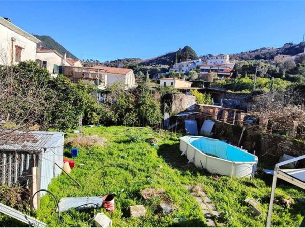 intera palazzina in vendita a Massa in zona Centro Storico