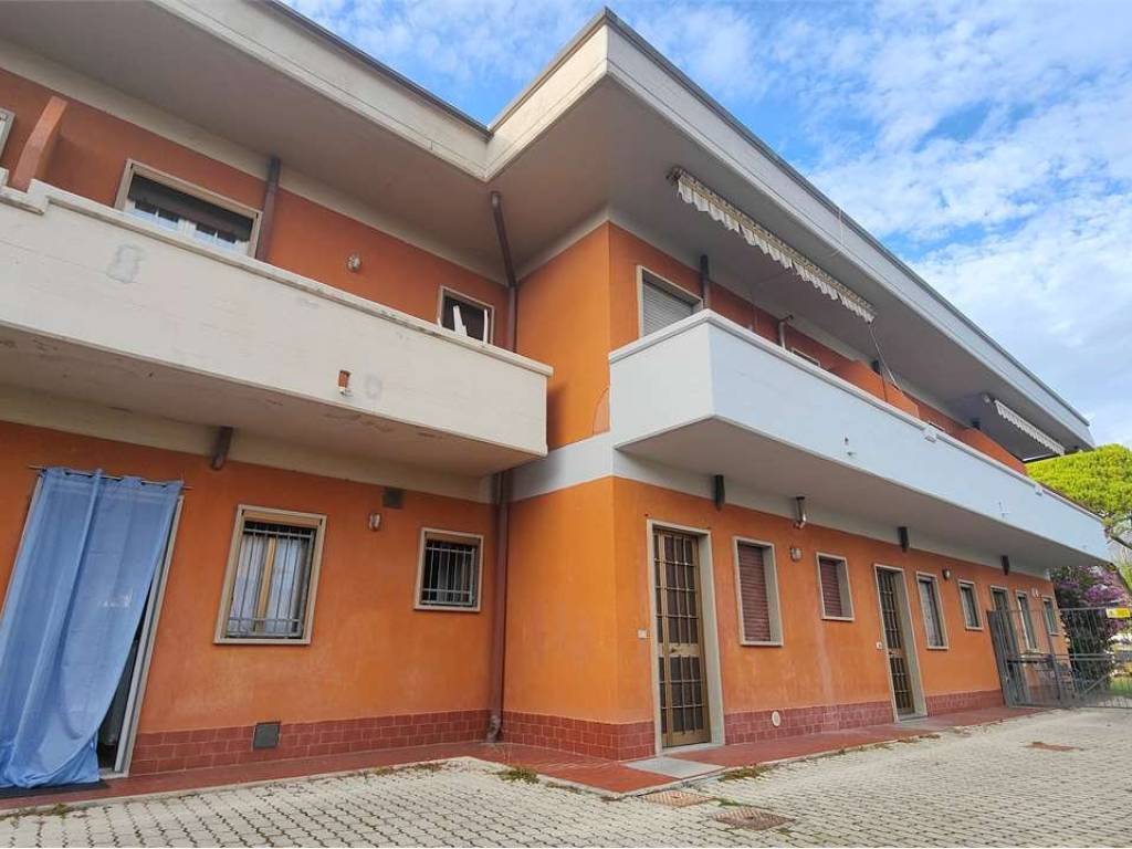 appartamento in vendita a Massa in zona Marina di Massa