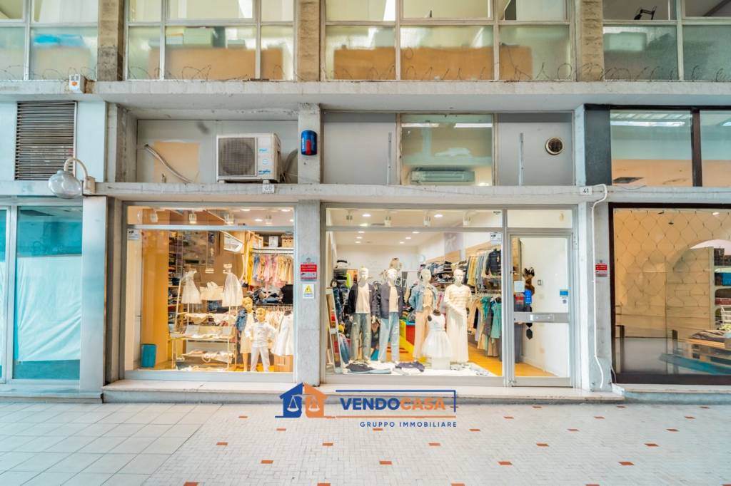 negozio in vendita a Massa in zona Centro Storico