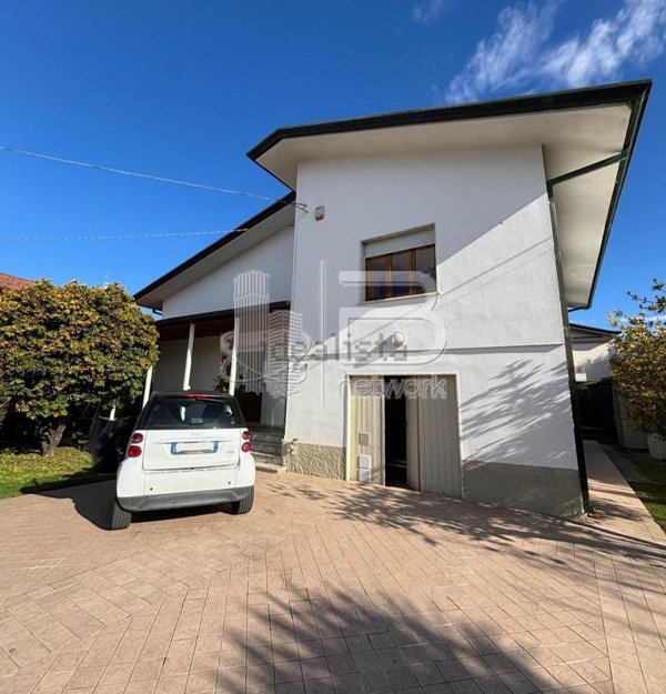 casa indipendente in vendita a Massa in zona Marina di Massa