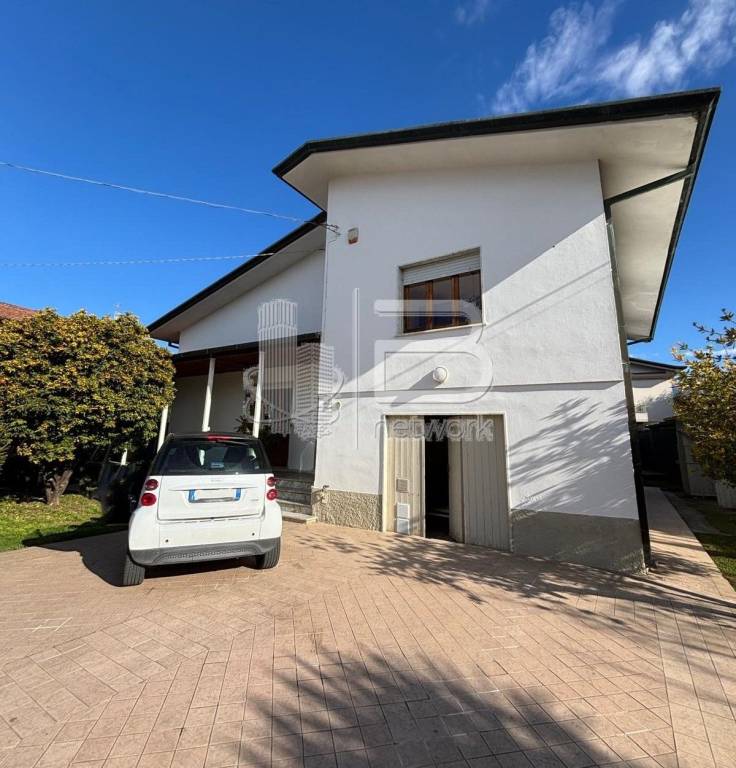 casa indipendente in vendita a Massa in zona Marina di Massa
