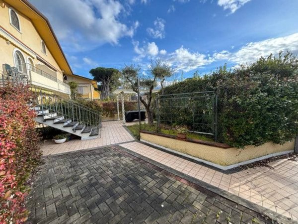 appartamento in vendita a Massa in zona Marina dei Ronchi