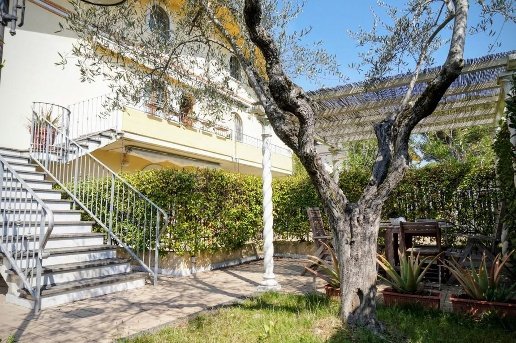 appartamento in vendita a Massa in zona Marina dei Ronchi