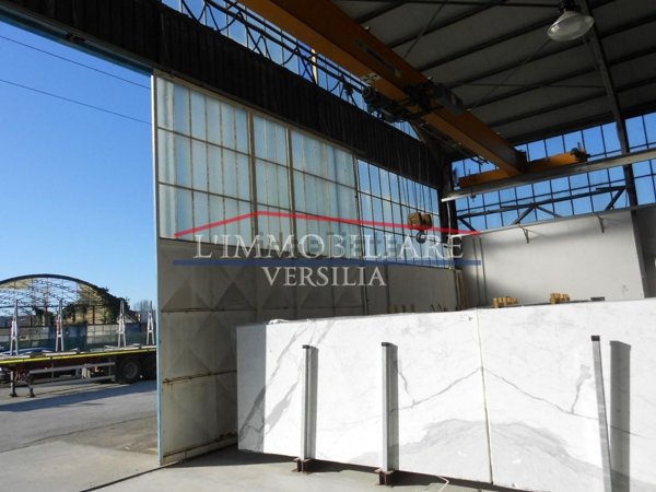 capannone in vendita a Massa in zona Marina di Massa