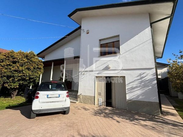 casa indipendente in vendita a Massa in zona Marina di Massa