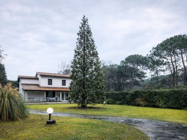 casa indipendente in vendita a Massa in zona Poveromo