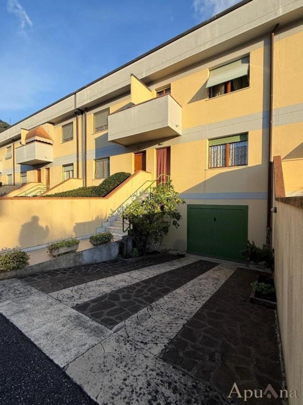 casa indipendente in vendita a Massa in zona Mirteto