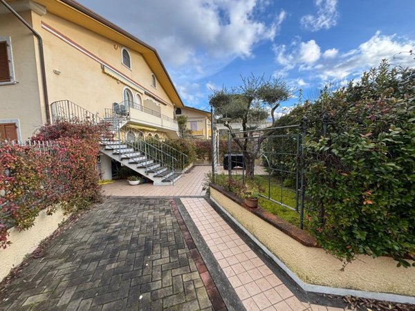appartamento in vendita a Massa in zona Marina dei Ronchi
