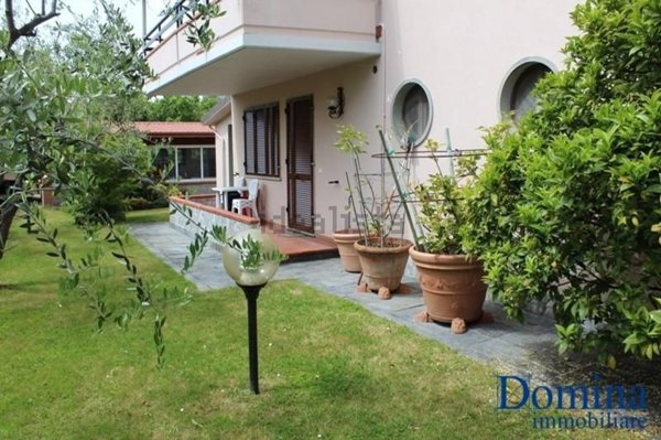 casa indipendente in vendita a Massa in zona Marina di Massa