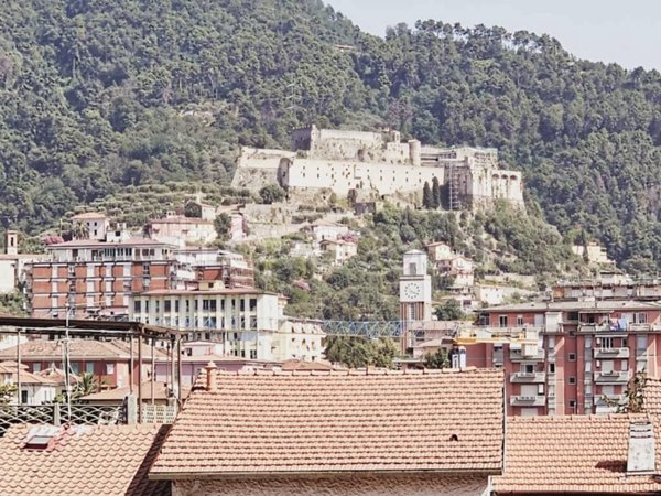 casa indipendente in vendita a Massa in zona Castagnola