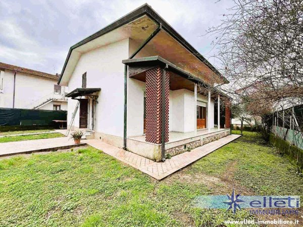 casa indipendente in vendita a Massa in zona Marina di Massa
