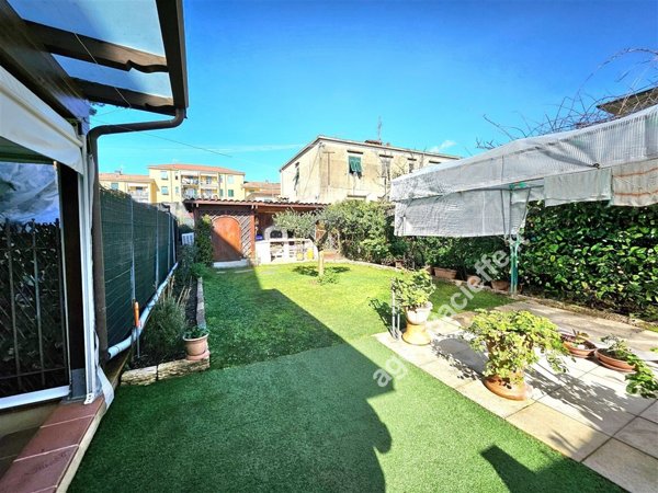 casa indipendente in vendita a Massa
