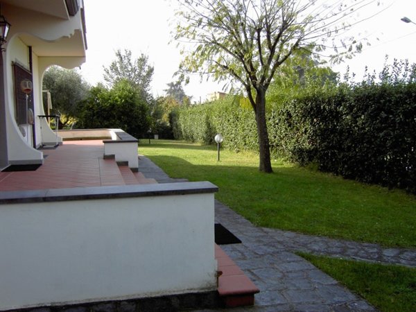 casa indipendente in vendita a Massa