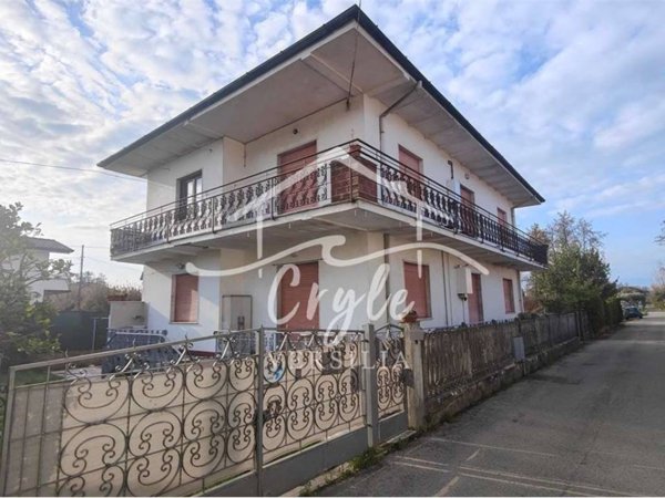 casa indipendente in vendita a Massa in zona Marina di Massa