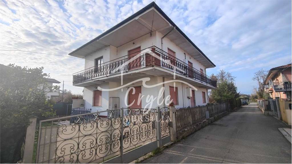 casa indipendente in vendita a Massa in zona Marina di Massa