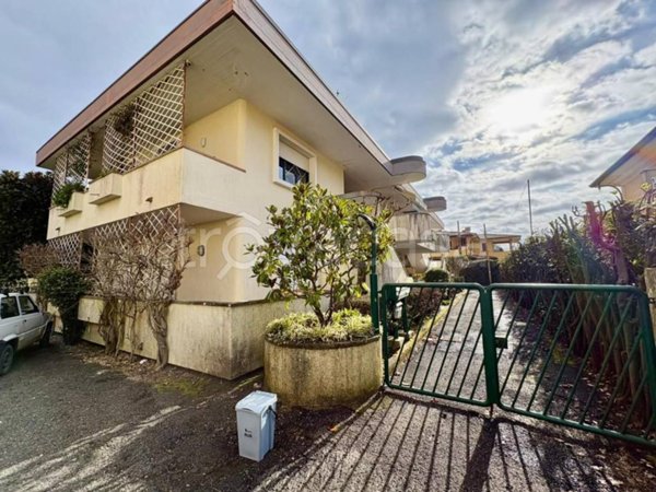 appartamento in vendita a Massa in zona Marina di Massa