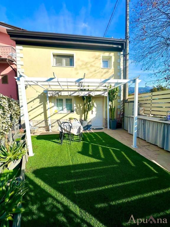 casa indipendente in vendita a Massa in zona Marina di Massa