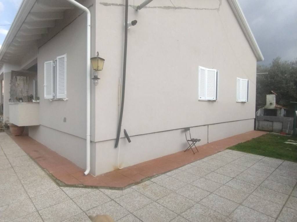 casa indipendente in vendita a Massa in zona Mirteto