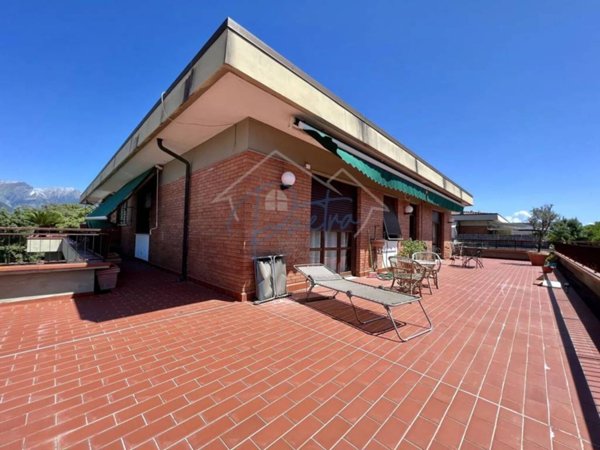 appartamento in vendita a Massa in zona Marina di Massa